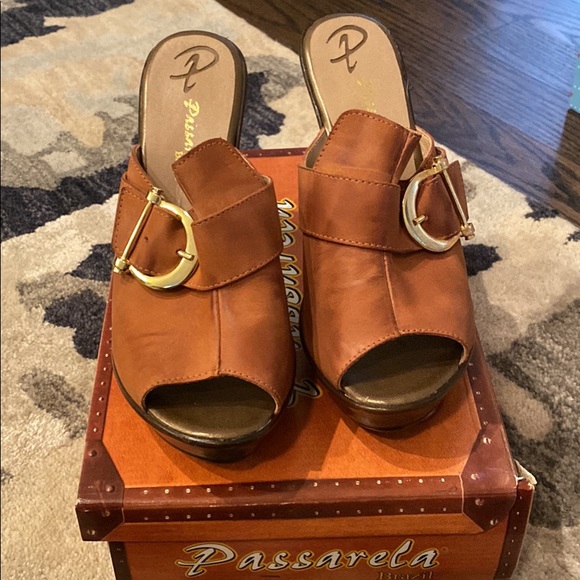 Like New Leather Heels, Size 8 - Picture 1 of 3